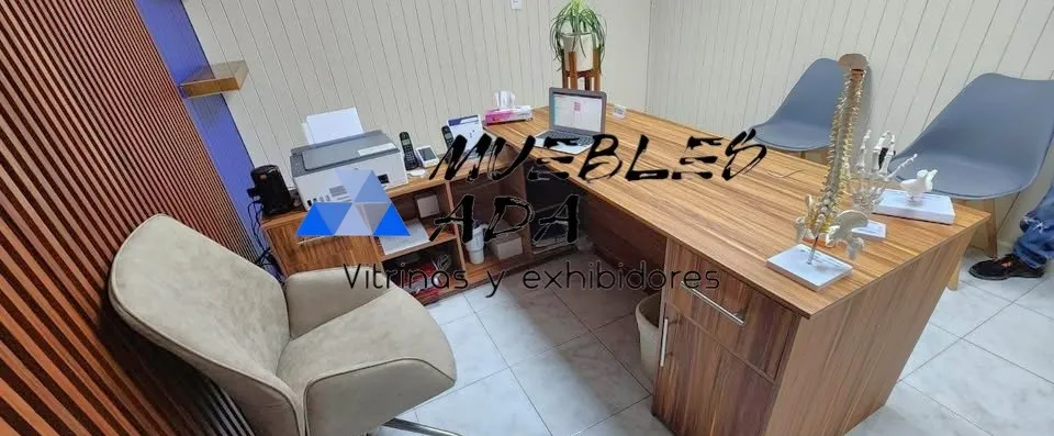 Mesa de juntas ejecutiva en madera con panelado