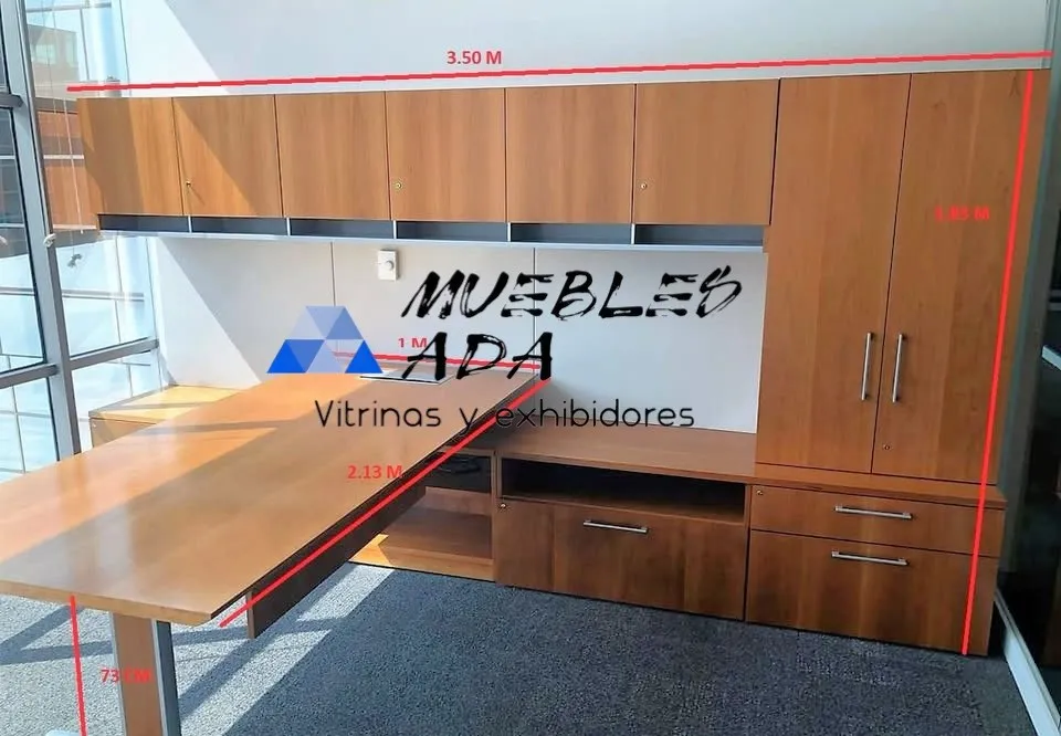 Mostrador de recepción en madera con cristal