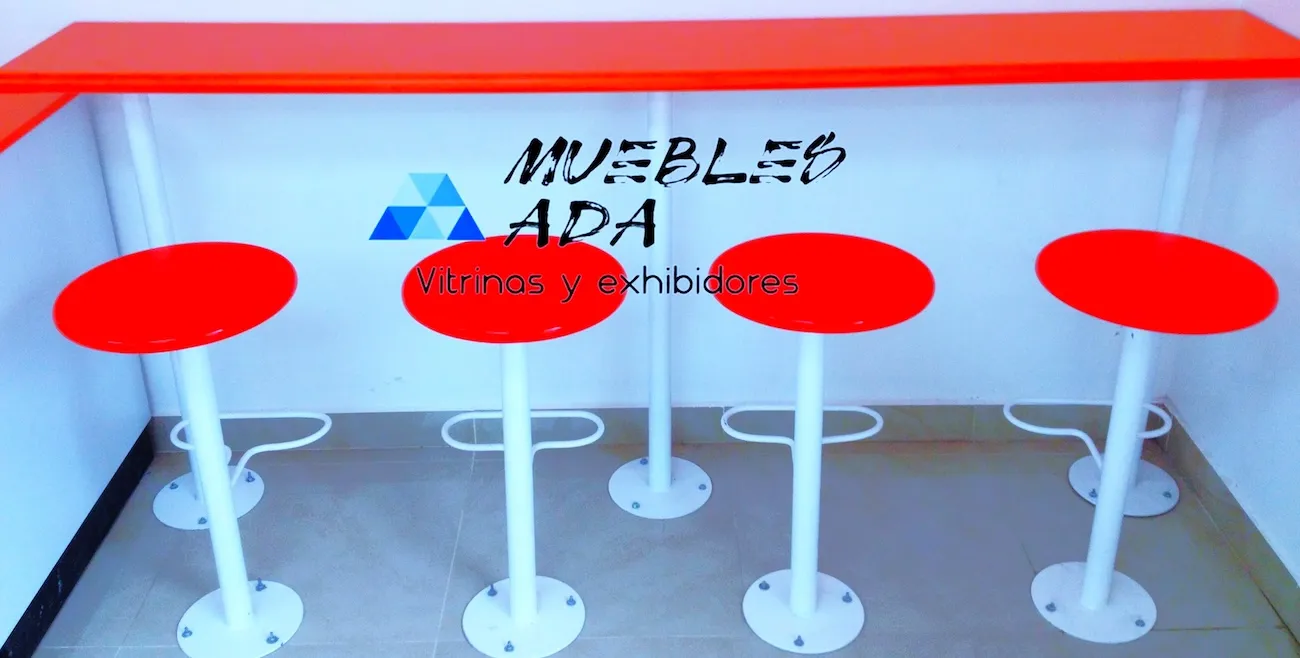 Barra con bancos fijos tapizados en rojo