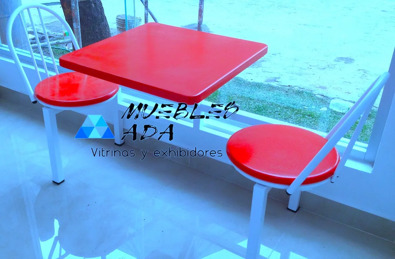 Mesa para dos personas con asientos fijos en rojo