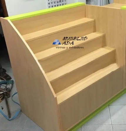 Mostrador en cascada de madera para exhibir pan y productos