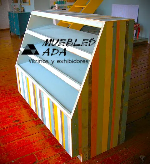 Mostrador moderno tipo cascada con acabado rayado